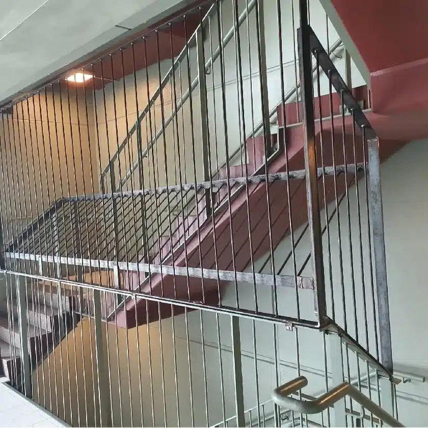 Fallskydd i stål i trapphus