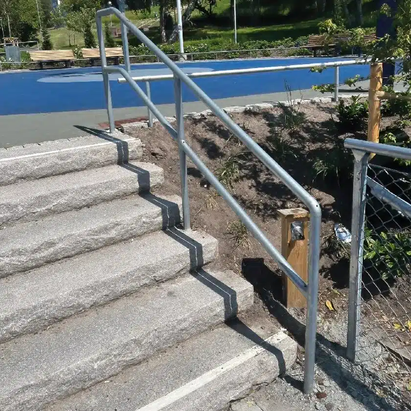 Varmförzinkad räcke i stentrapp