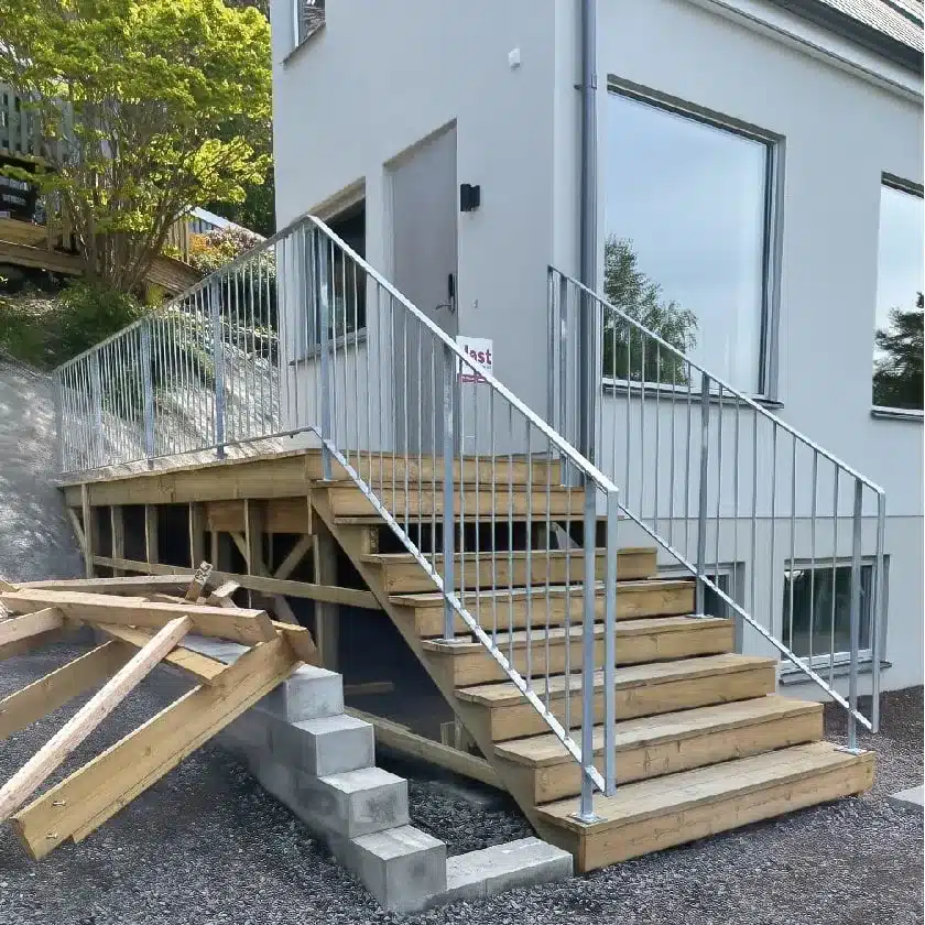 Varmförzinkade räcken i en trappa av tryckimpregnerat trä