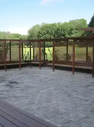 Pergola i trä med bänkar