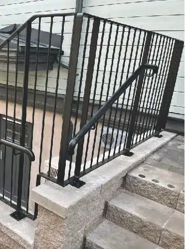 Svart trappräcke i stål
