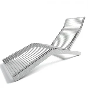 En modern, minimalistisk loungestol med lamelldesign och lutande ryggstöd, gjord av grå metall. Stolen står mot en vanlig vit bakgrund.