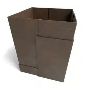 En kvadratisk planteringslåda i stål med en strukturerad yta bestående av paneler i olika storlekar