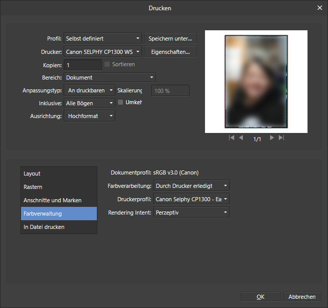 Es ist der Druck-Dialog von Affinity Photo zu sehen. Dort ist das Profil "Selbst definiert"mit dem Drucker "Canon SELPHY CP1300 WS", Anpassungstyp "An druckbaren Bereich anpassen", Ausrichtung "Hochformat", Farbverarbeitung "Durch Drucker erledigt" und dem Druckerprofil "Canon Selphy CP1300 - ..."eingestellt. Die Fotos werden so randlos auf dem Canon Selphy gedruckt.