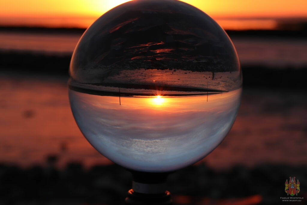 Lensball 110mm mit der Kamera fotografiert mit Sonnenaufgang im Lensball