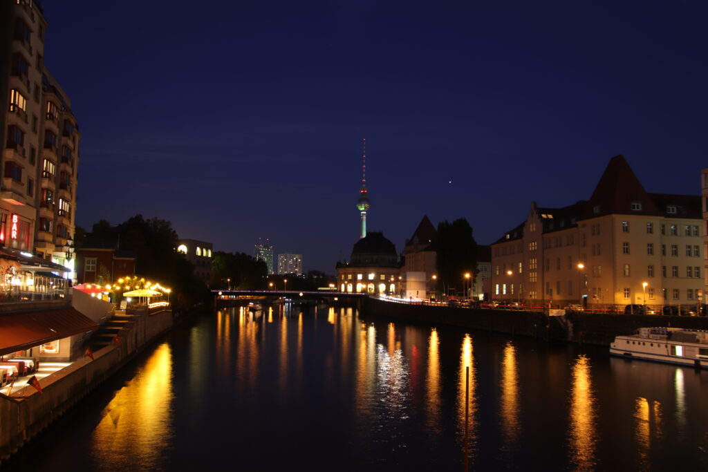 Blick auf das Pergamonmuseum, und Fernsehturm am Alex als Langzeitbelichtung.