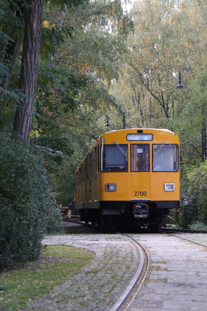 Gleise, die zu einer stillgelegten Berliner U-Bahn im Technikmuseum führen.