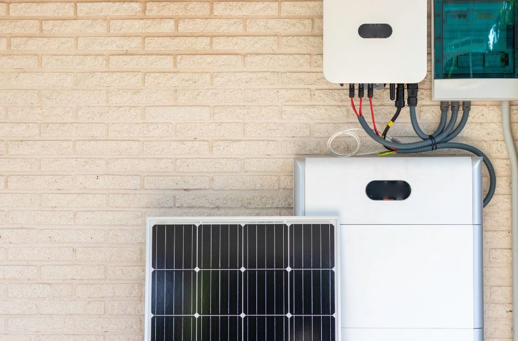 photo d'une installation de kit solaire avec batteries de stockage