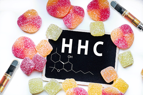 Strukturformel von HHC auf Tafel inmittel von HHC Edibles und HHC Vapes