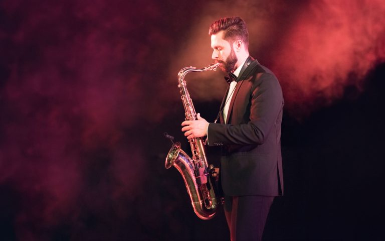 Saxophonist auf der Bühne