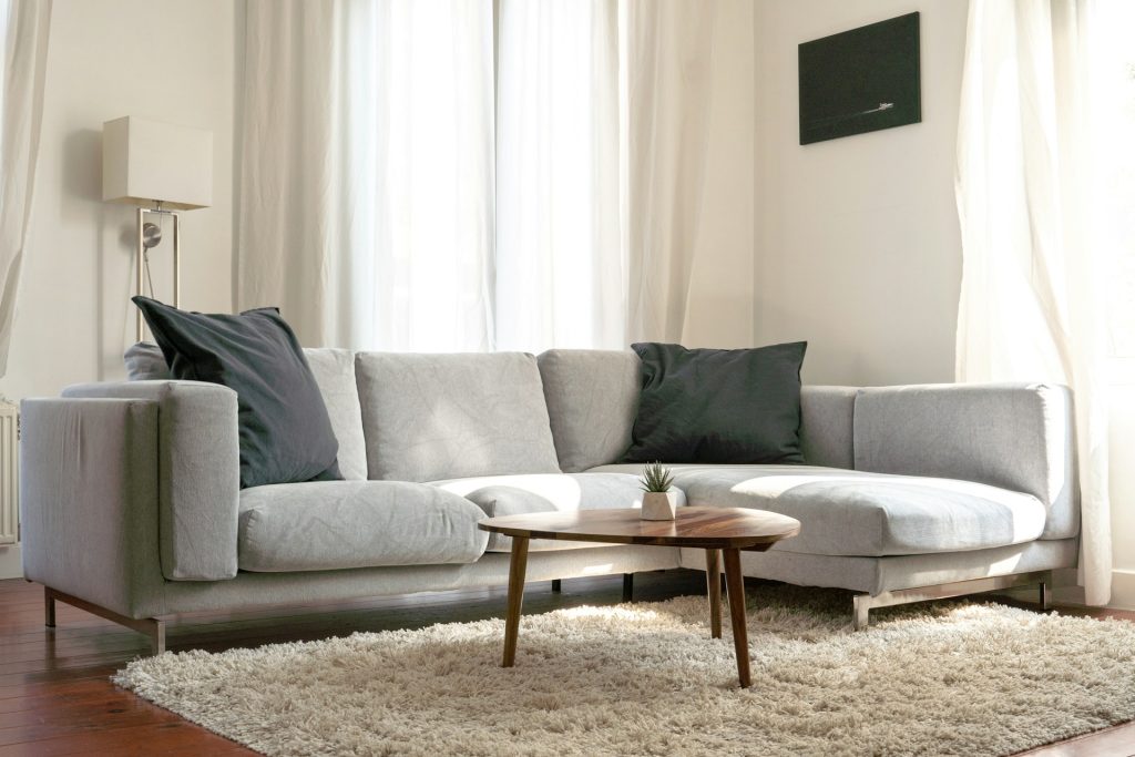 Indretning med chaiselong sofa