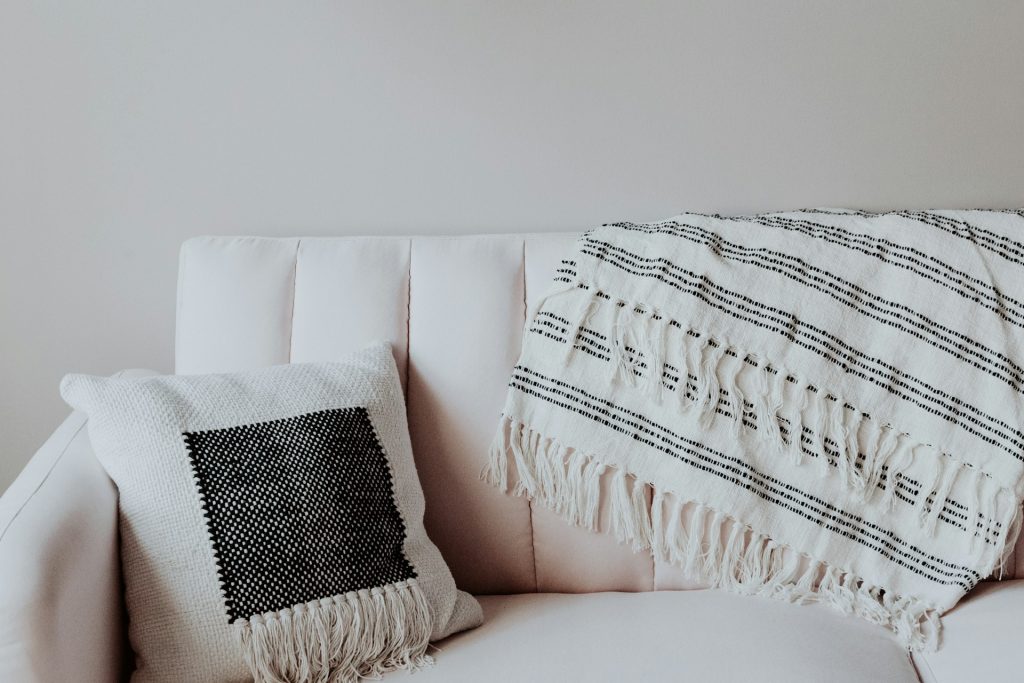 Indretning med hvid sofa