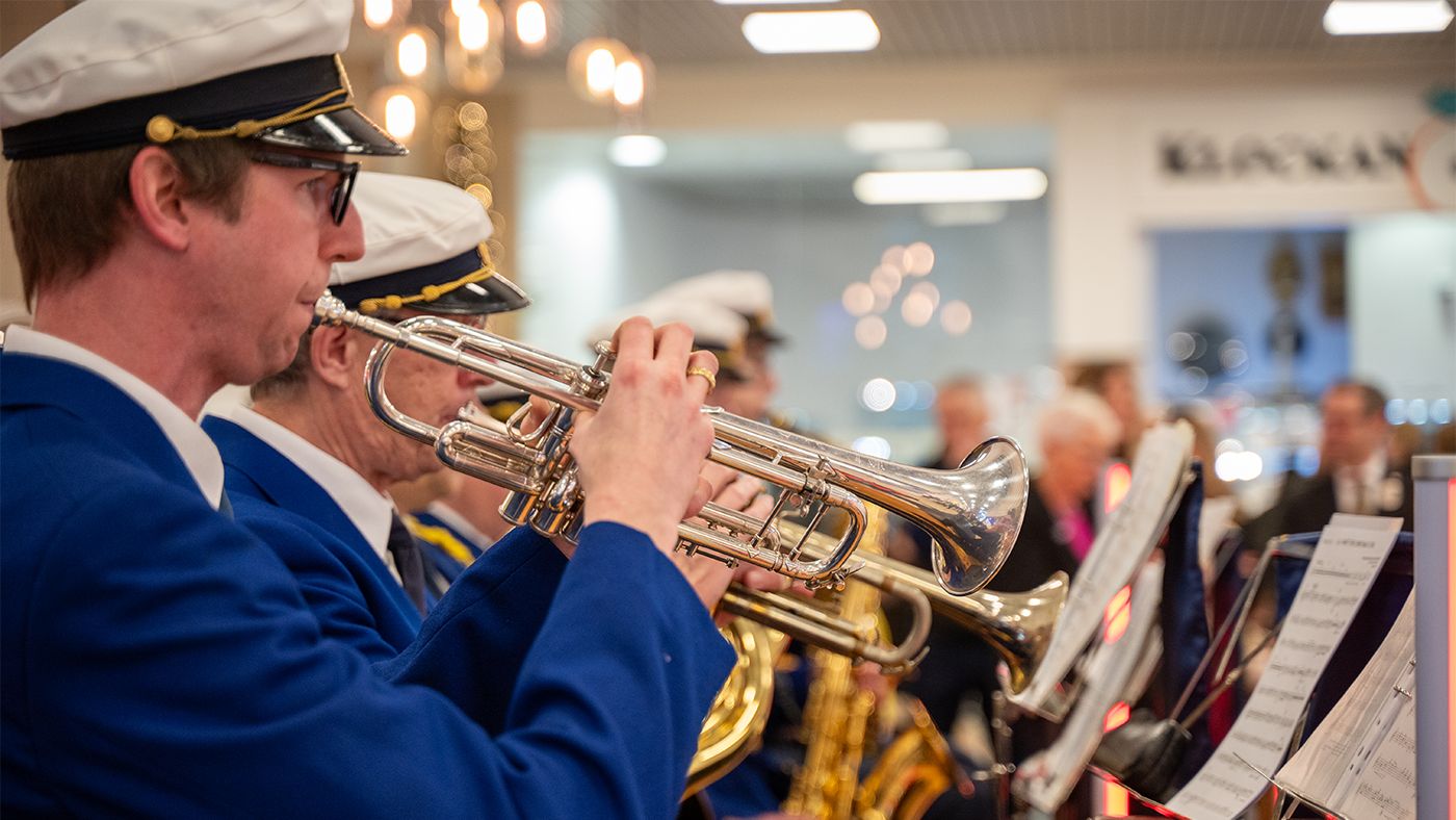 Blåssektionen från Öresunds Musikkår spelar på invigningen av Burlöv Station.