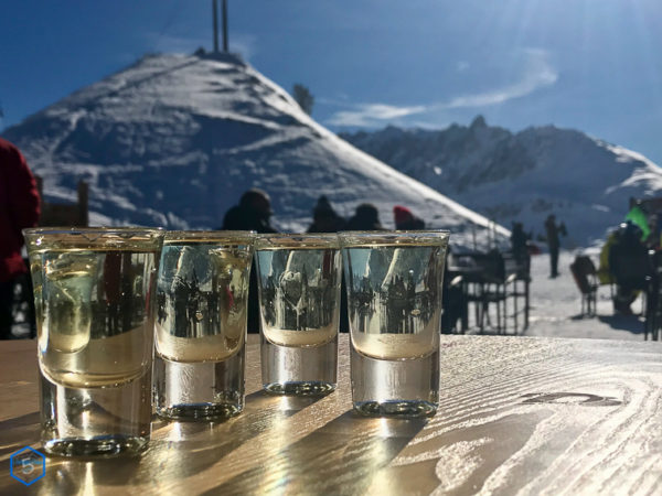 alp de zélie valloire apéro terrasse genepi