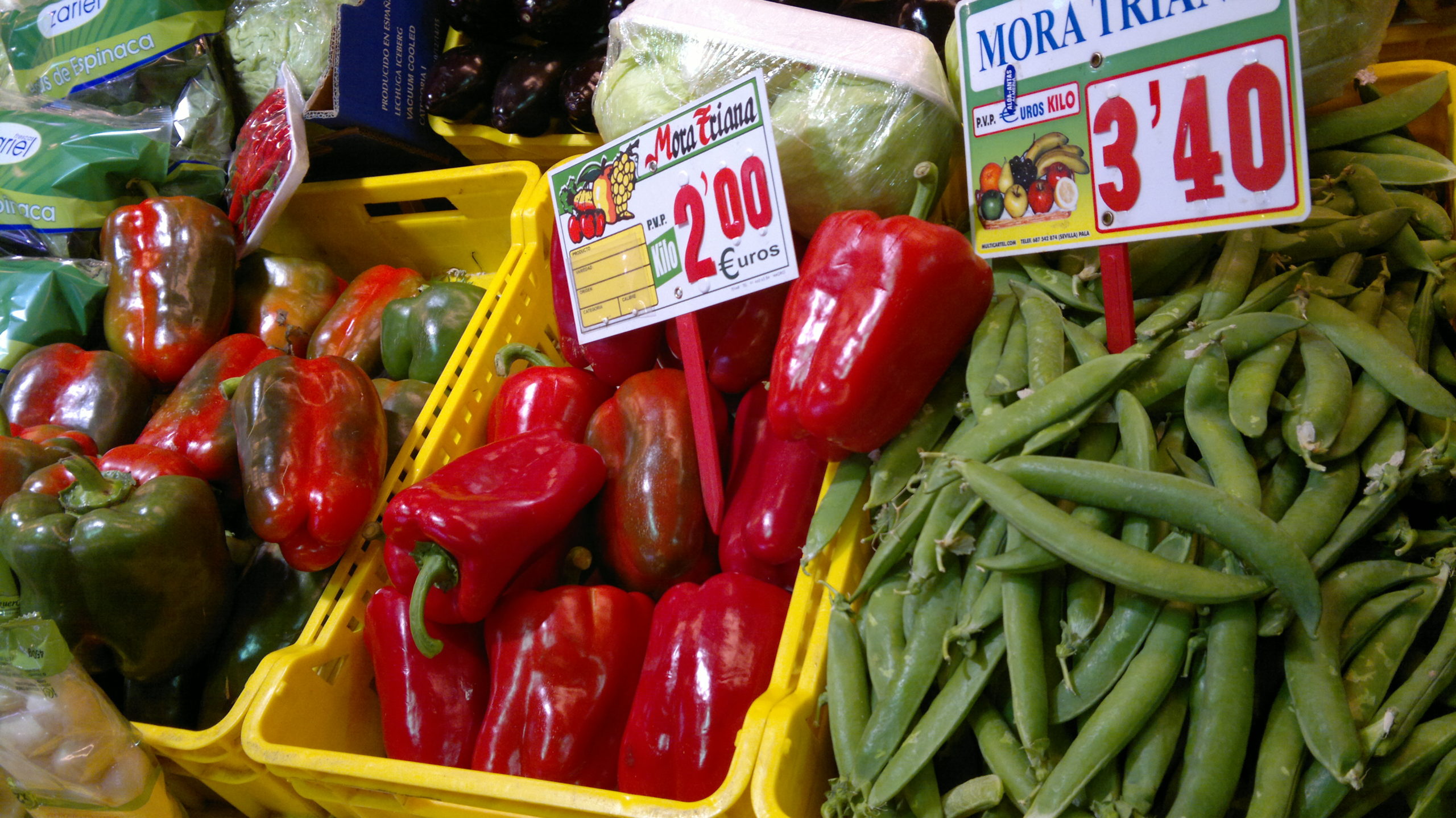 Gesunde Ernährung 6 Gemüse an einem Gemüsestand. Zu sehen sind rote Paprika und grüne Bohnen