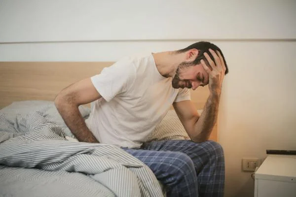 Was kann Lysozym? 5 Ein Mann mit Schmerzen. Er stützt seinen Kopf in seine Hand. Er empfindet offensichtlich schmerzen