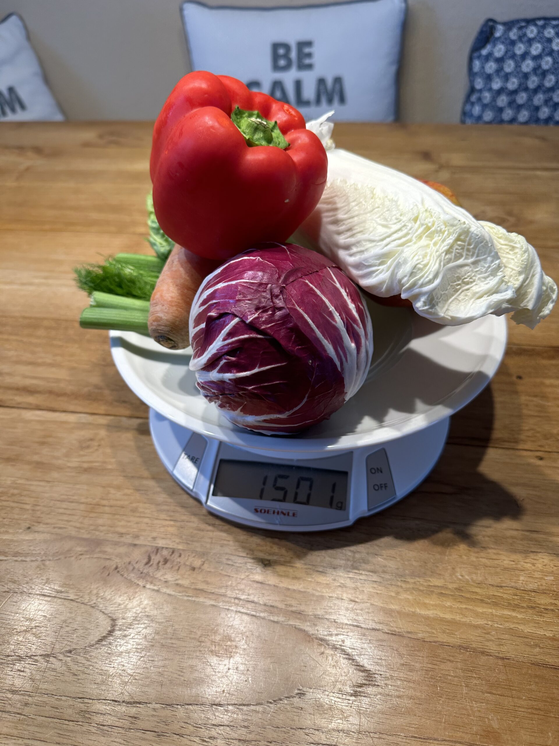 Erfahrungen in der Ernährungsberatung 4 Täglich Rohkost. Aber wie viel? Dieses Bild zeigt zwei tägliche Portionen Rohkost unverarbeitet auf einer Waage. Diese zeigt ca. 1500 g