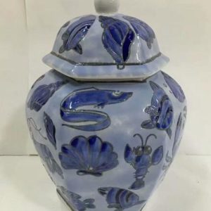 Vacker oval urna i handmålat blått porslin