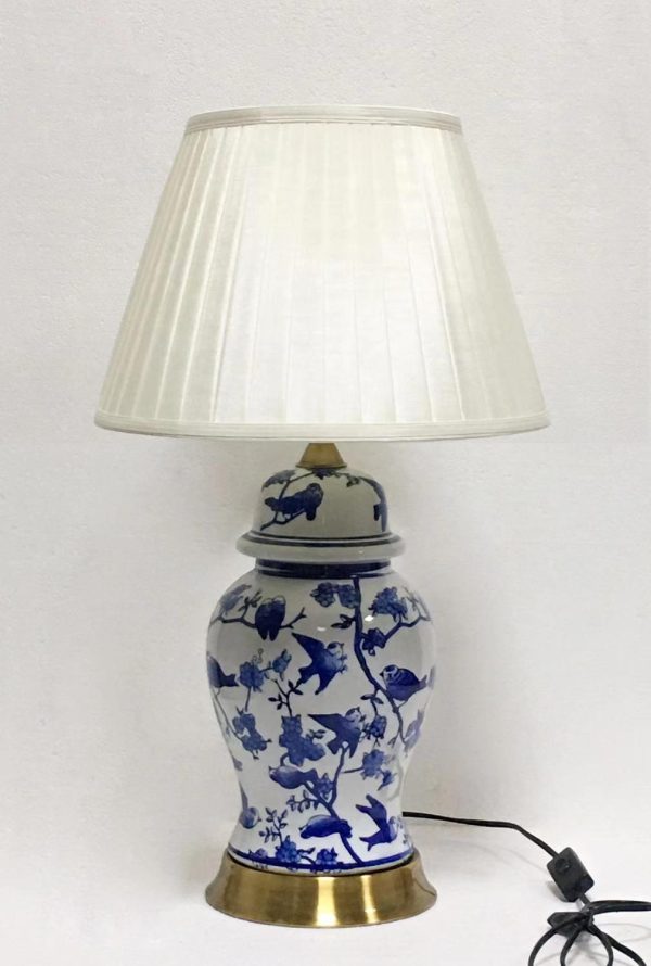 Tjusig bordslampa i handmålat kinesiskt porslin