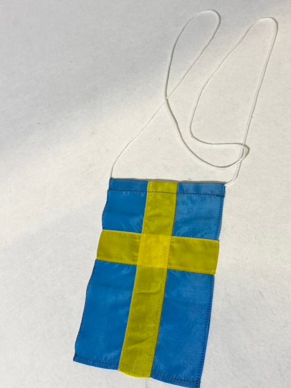 Sweden's flag in smaller format 10 x 15 cm 12 pack