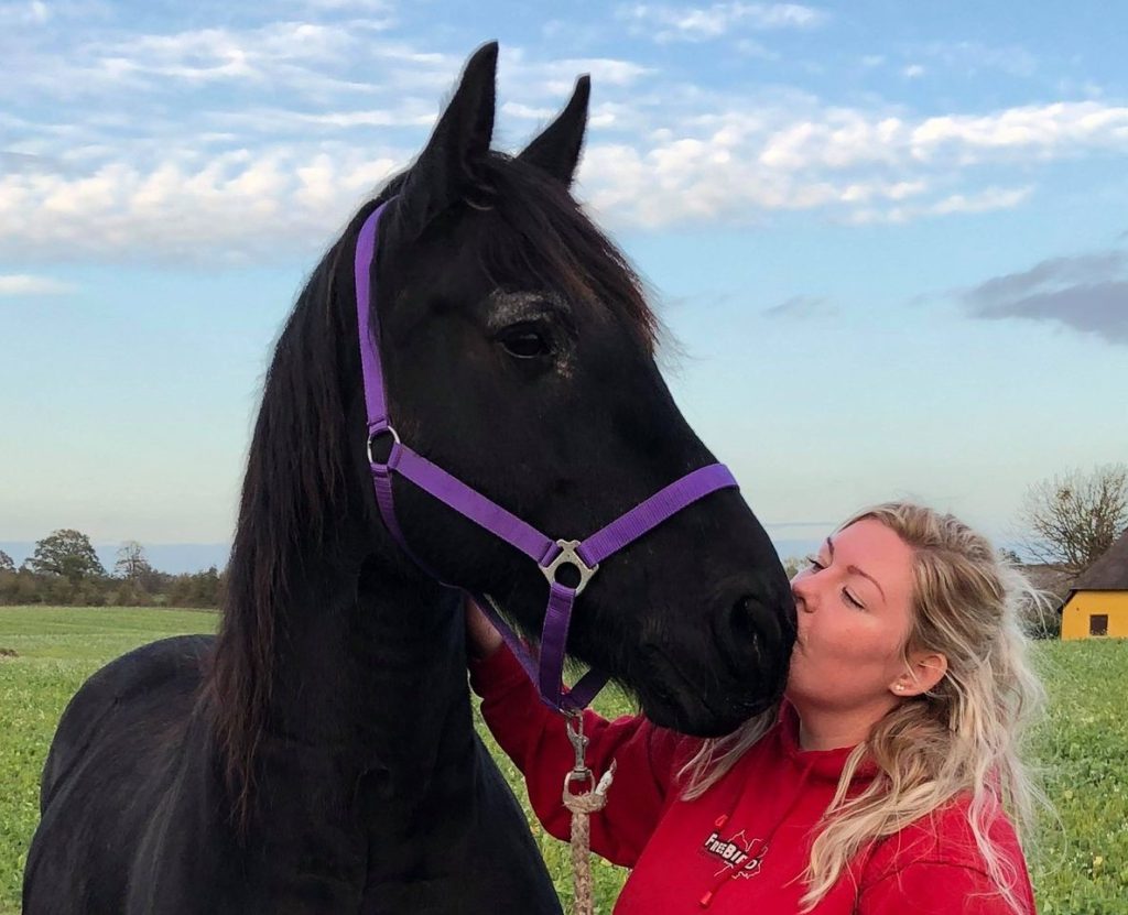 Billede med hest hvor Trine giver den et kys