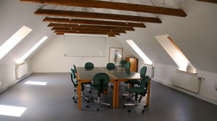 Mødelokale: Loftet. 25 siddende personer