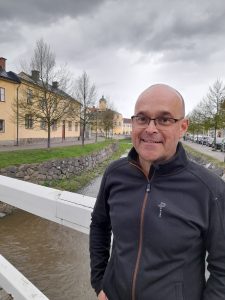 Erik Sundberg på en av broarna över Storån i Söderköping