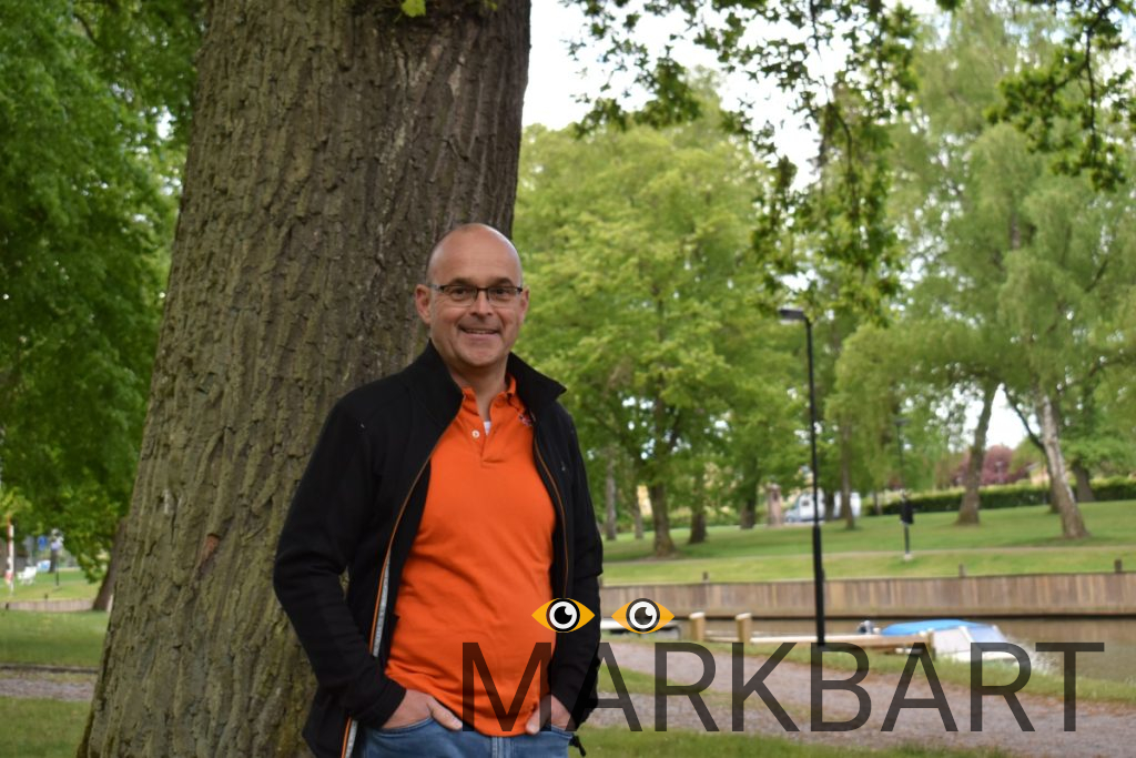 Erik Sundberg stående i Brunnsparken i Söderköping