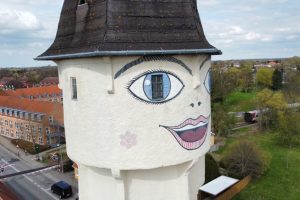 SAKSKØBING-Saxine-vandtårn-smilende vandtårn