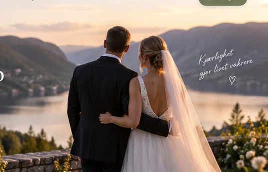 Bryllupspar med utsikt mot fjorden i gyllent kveldslys