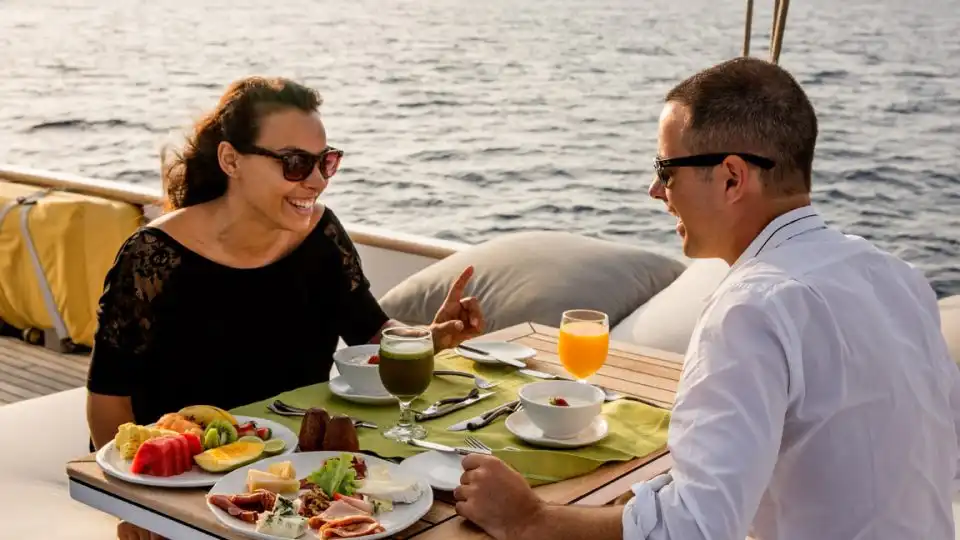 Dubai Marina Yacht Tour with dinner