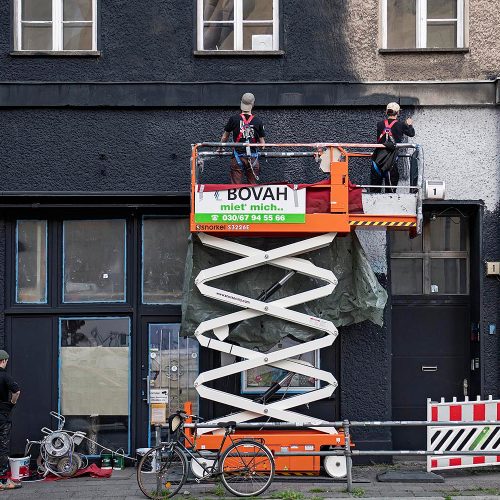 Viktoria Cichoń paints the walls of the legendary KitKatClub in Berlin for Back Market in May/June 2021.