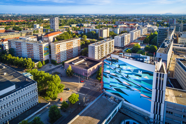 Eine Ansicht der finalen Fassadengestaltung des Künstlers KERA für die neue Geschäftsstelle der MWG-Wohnungsgenossenschaft eG Magdeburg
