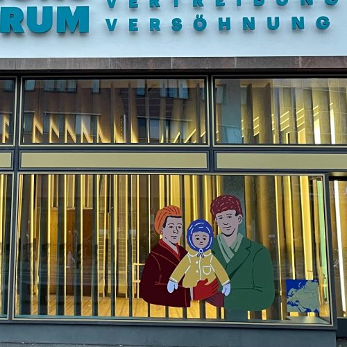 YAP_Schaufenster_Dokumentationszentrum-Flucht-und-Vertreibung_Vikunia-Illustration_04