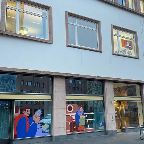 YAP_Schaufenster_Dokumentationszentrum-Flucht-und-Vertreibung_Vikunia-Illustration_06