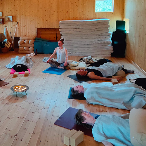 Två glada män på en yogaklass