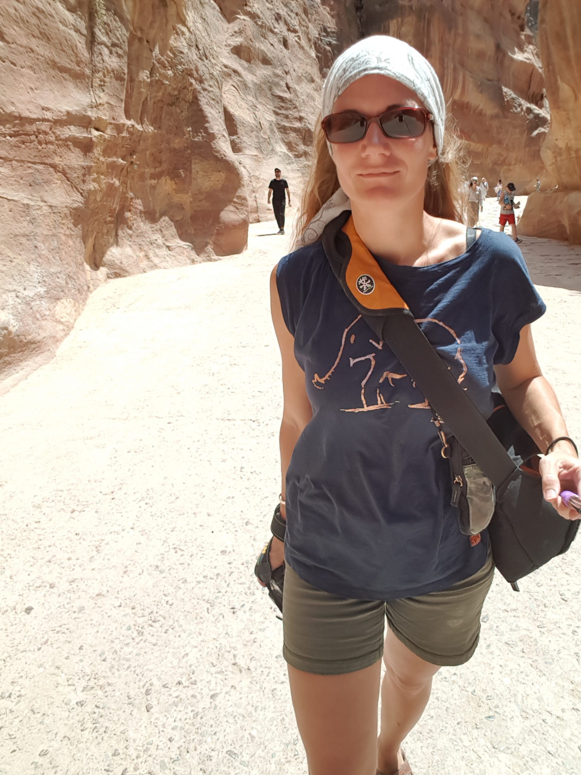 Autorin in Petra-Jordanien mit Fotoausrüstung - Bewegen und festhalten
