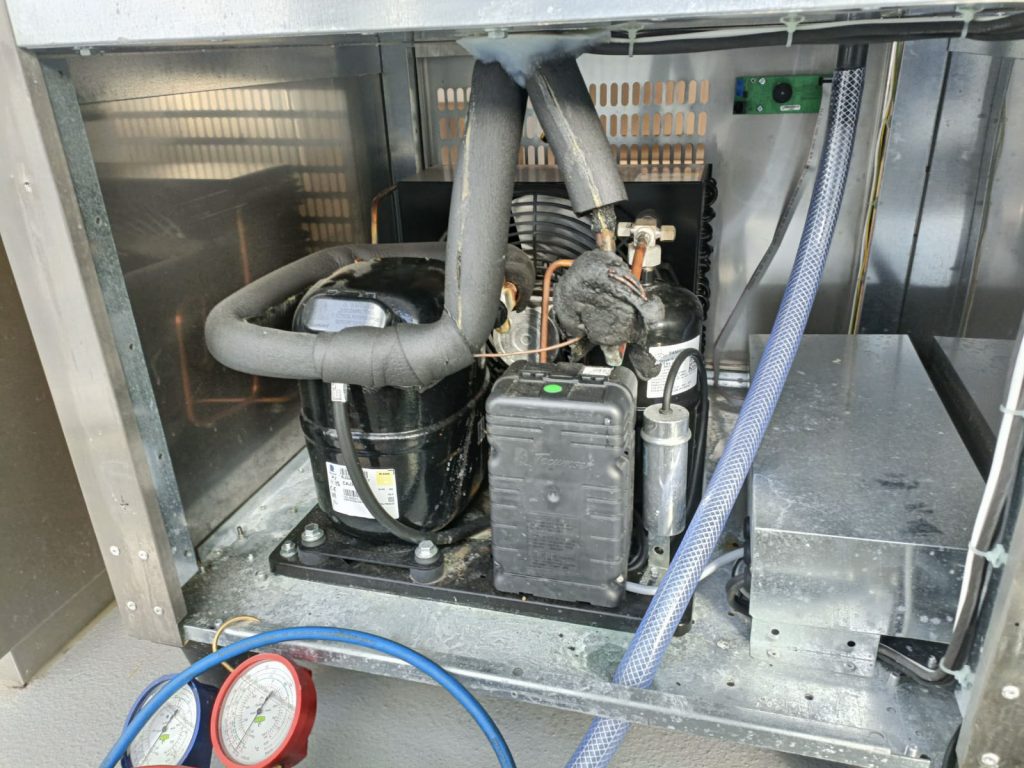 Groupe frigorifique en cours d’installation – YOU SERVICES