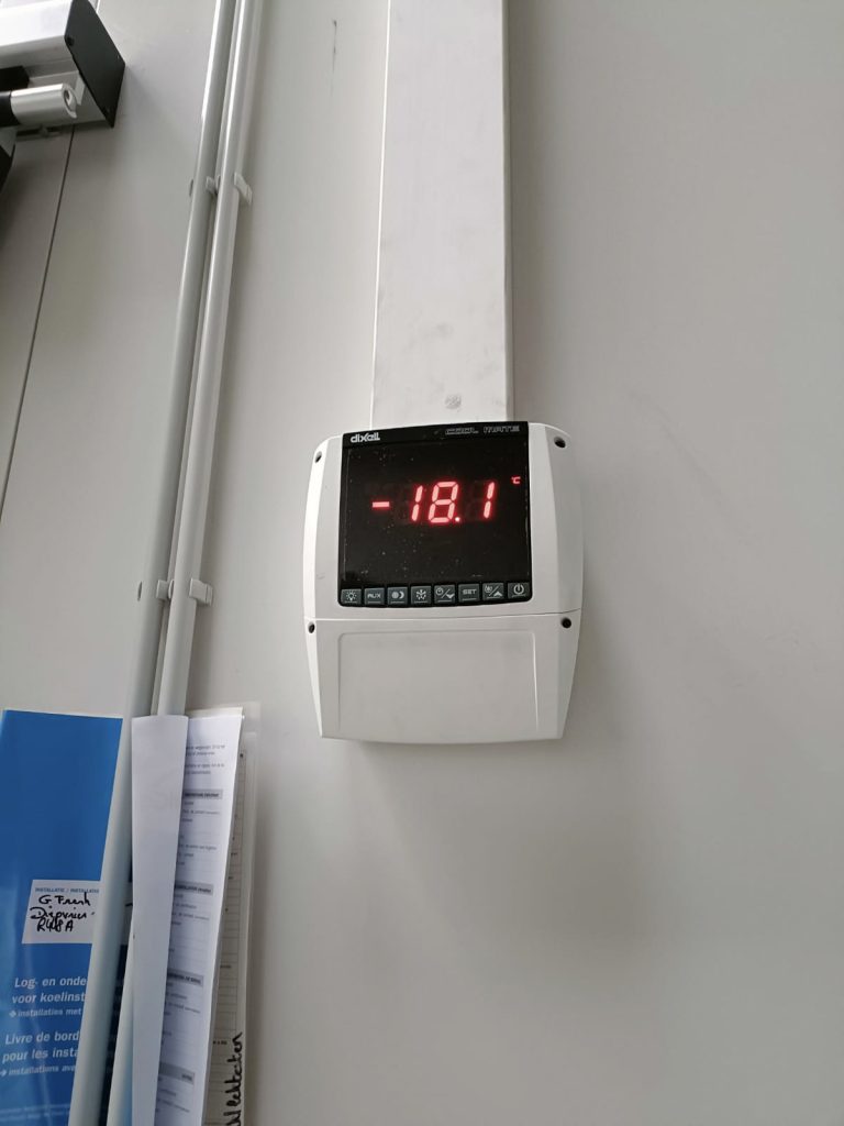 Affichage numérique de température négative pour chambre froide – Installation par YOU SERVICES en Belgique