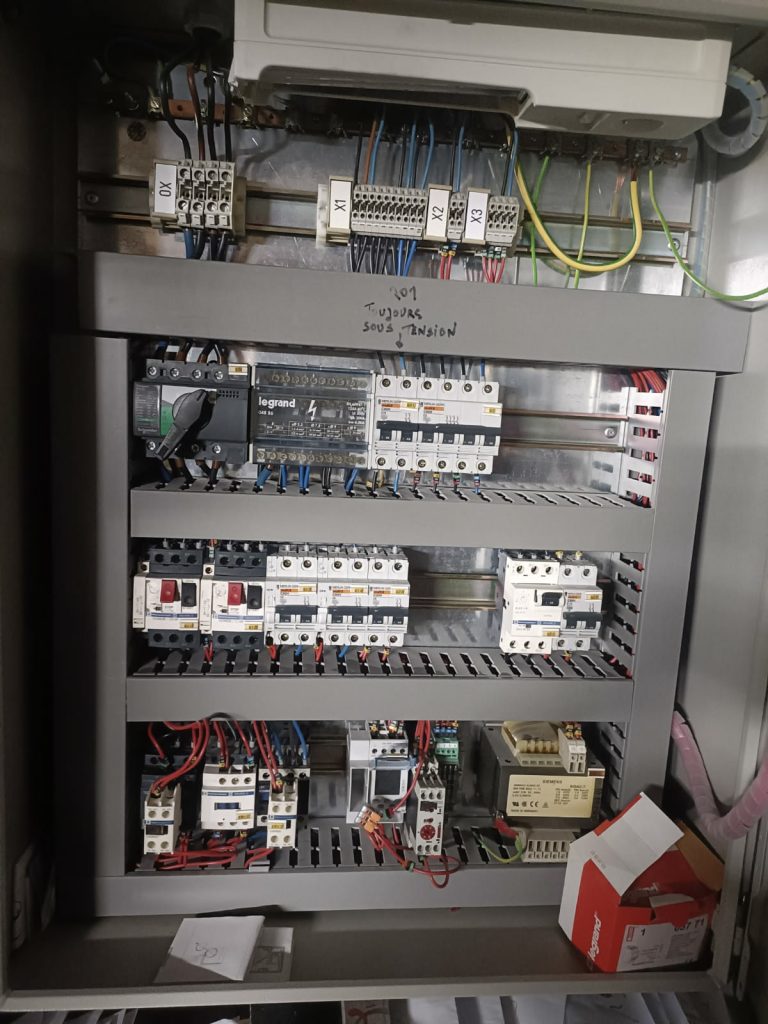 Armoire électrique Legrand pour installation frigorifique professionnelle en Belgique, câblée par YOU SERVICES