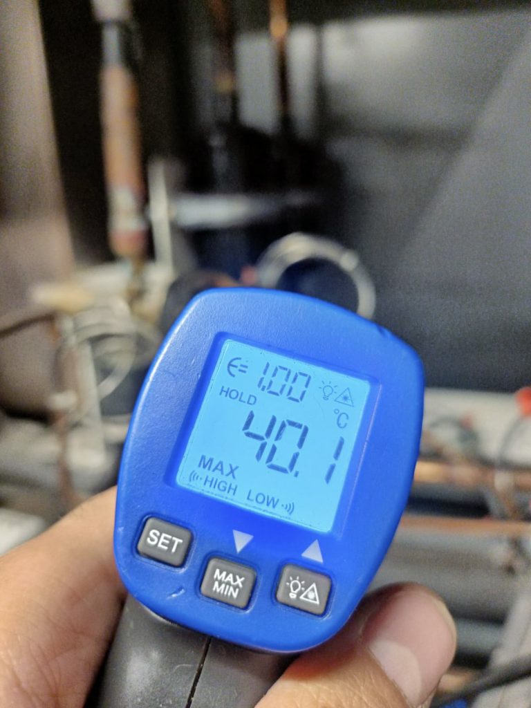 Thermomètre numérique affichant la température de 40,1°C pendant une intervention de contrôle sur un équipement frigorifique professionnel en Belgique