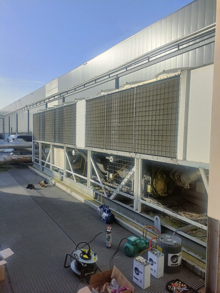 Groupe de condensation industriel en cours d’installation par YOU SERVICES – Spécialiste en matériel frigorifique pour grandes surfaces en Belgique