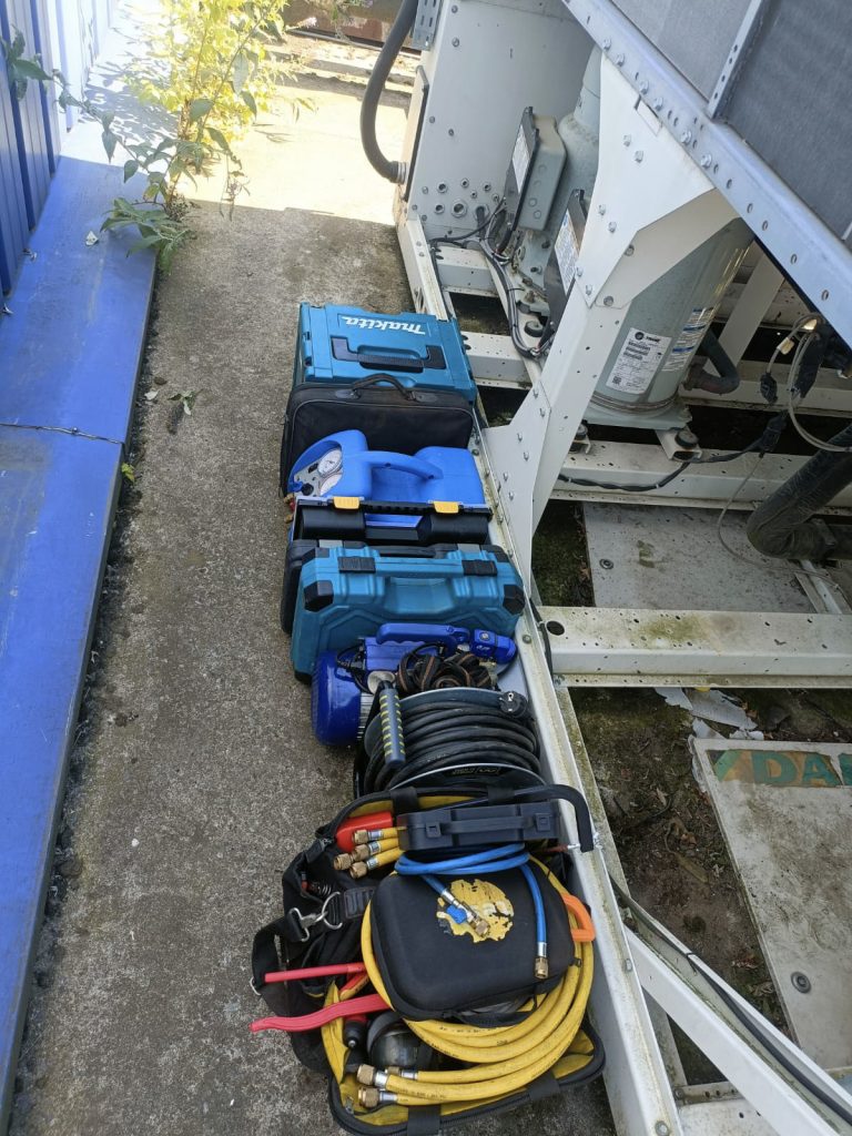 Matériel de frigoriste professionnel sur chantier d’installation extérieure – YOU SERVICES Belgique