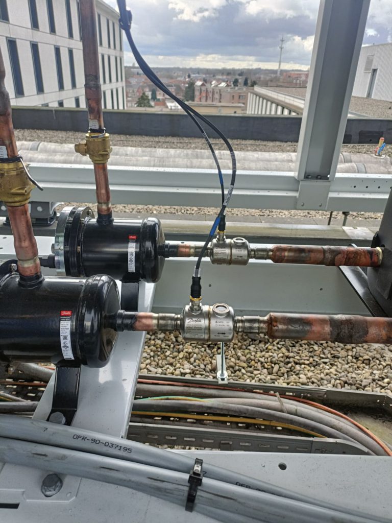 Détail d’une installation frigorifique – filtres déshydrateurs et voyants de liquide YOU SERVICES