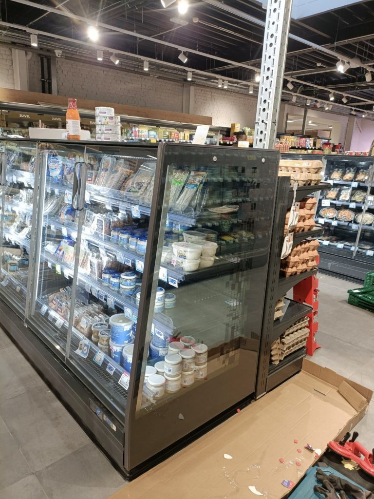 Frigo vitrine professionnel pour produits frais en grande surface – Installation et dépannage par YOU SERVICES