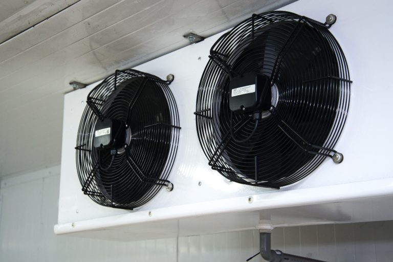 Évaporateur industriel double ventilateur installé en chambre froide ou entrepôt frigorifique