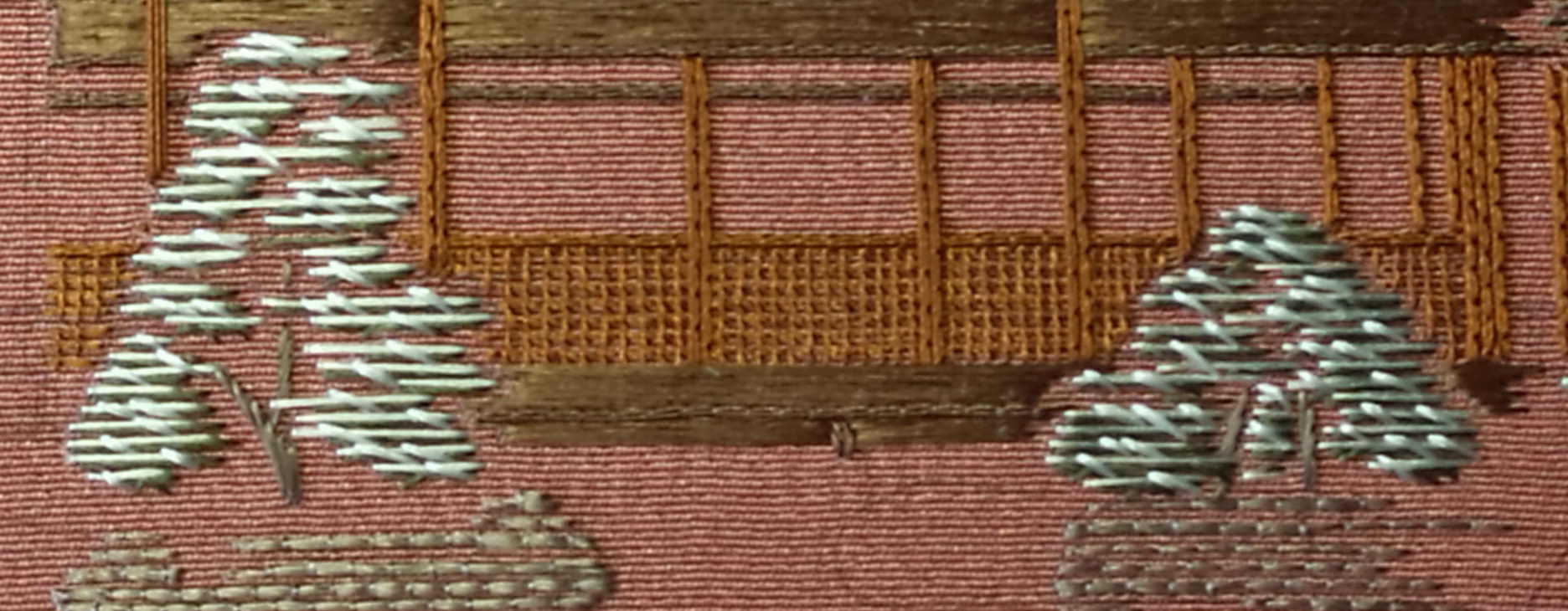 Golden pavilion met sneeuw