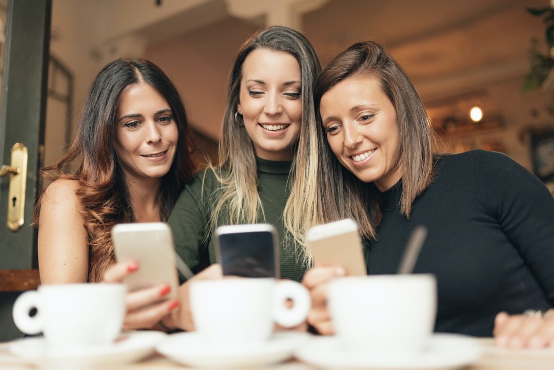 Dames aan de koffie