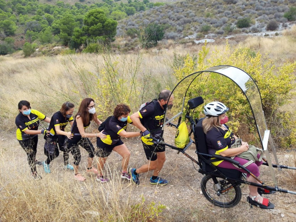 Grupo ayudando con la silla Julliete