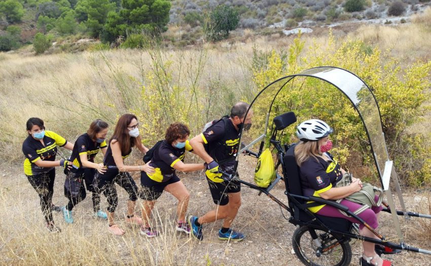 Grupo ayudando con la silla Julliete